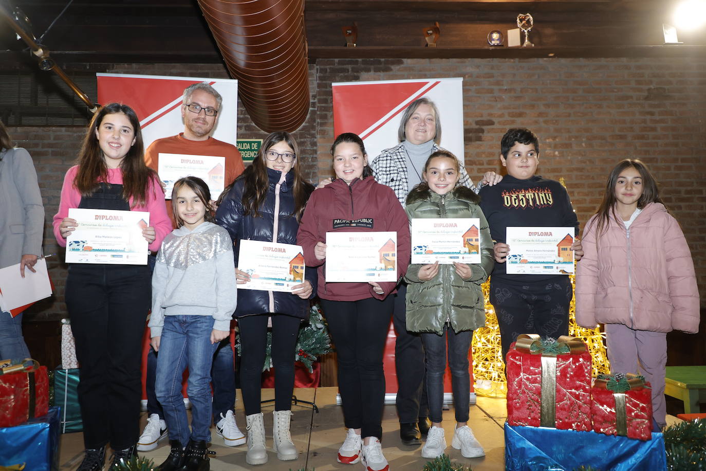 El profesor del CRA Alto Águeda de Navasfrías David Sánchez y sus alumnos de las clases de 4º, 5º y 6º de Primaria, recogen su diploma acompañados de Mª Dolores Martín, del área de RRHH y Medioambiente de COPASA. Disfrutarán de una visita a una finca agroganadera.