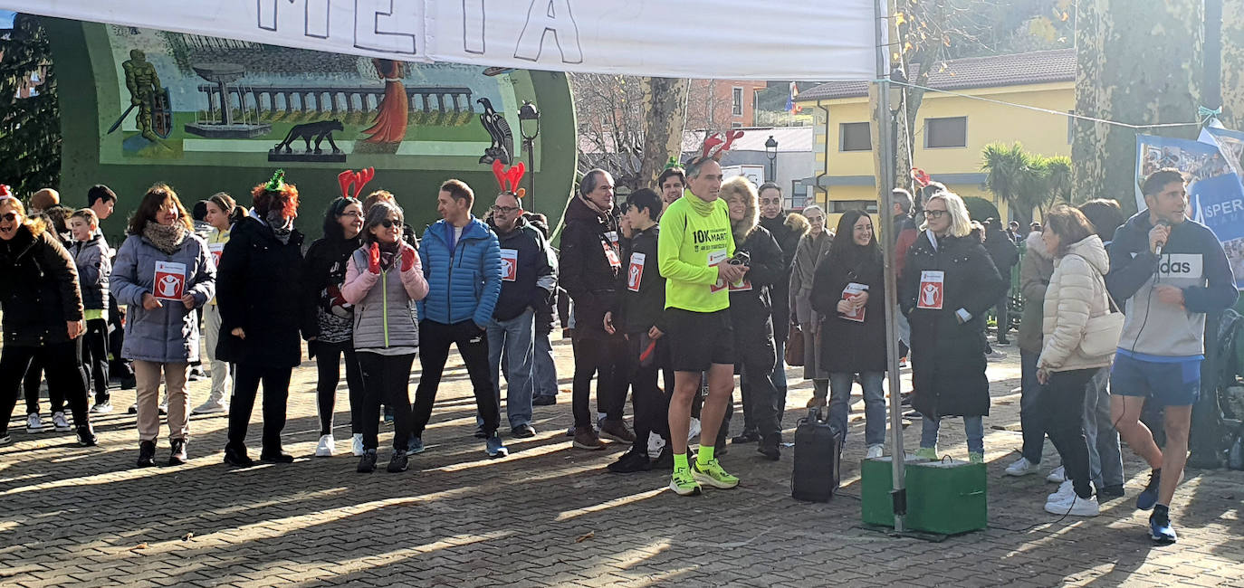 Imagen secundaria 1 - Unas 300 personas participan en la carrera solidaria en el parque municipal de Béjar