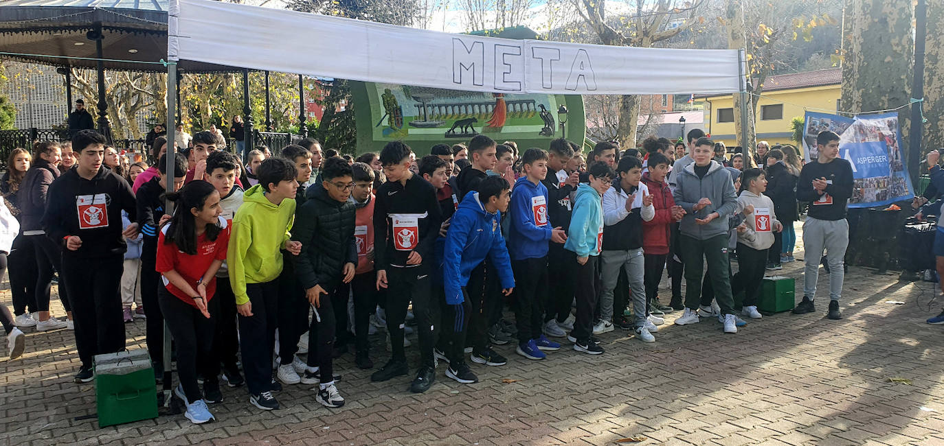 Imagen secundaria 1 - Unas 300 personas participan en la carrera solidaria en el parque municipal de Béjar