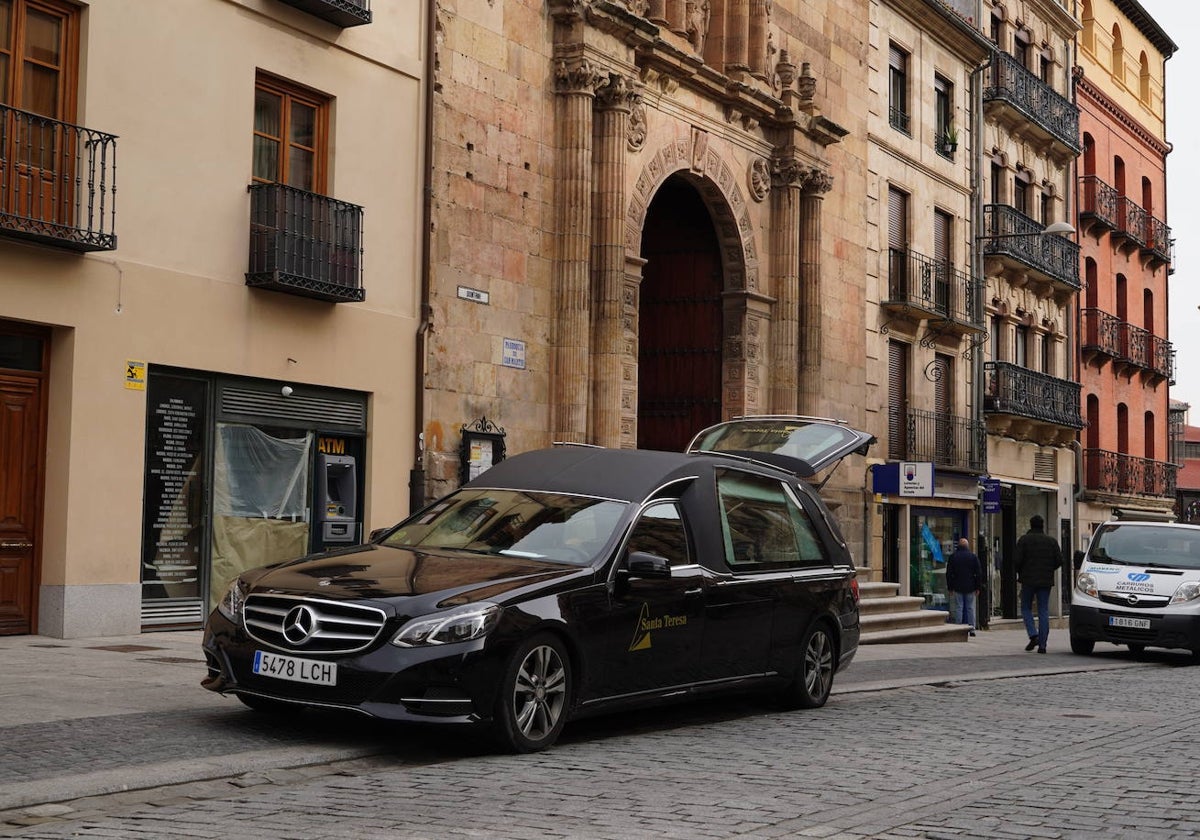 Un coche fúnebre, a la puerta de la iglesia de San Martín.