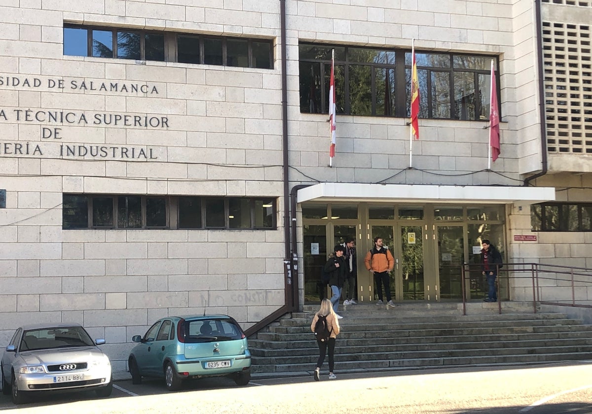 Imagen de estudiantes en la puerta principal de la Escuela de Ingenieros de Béjar.