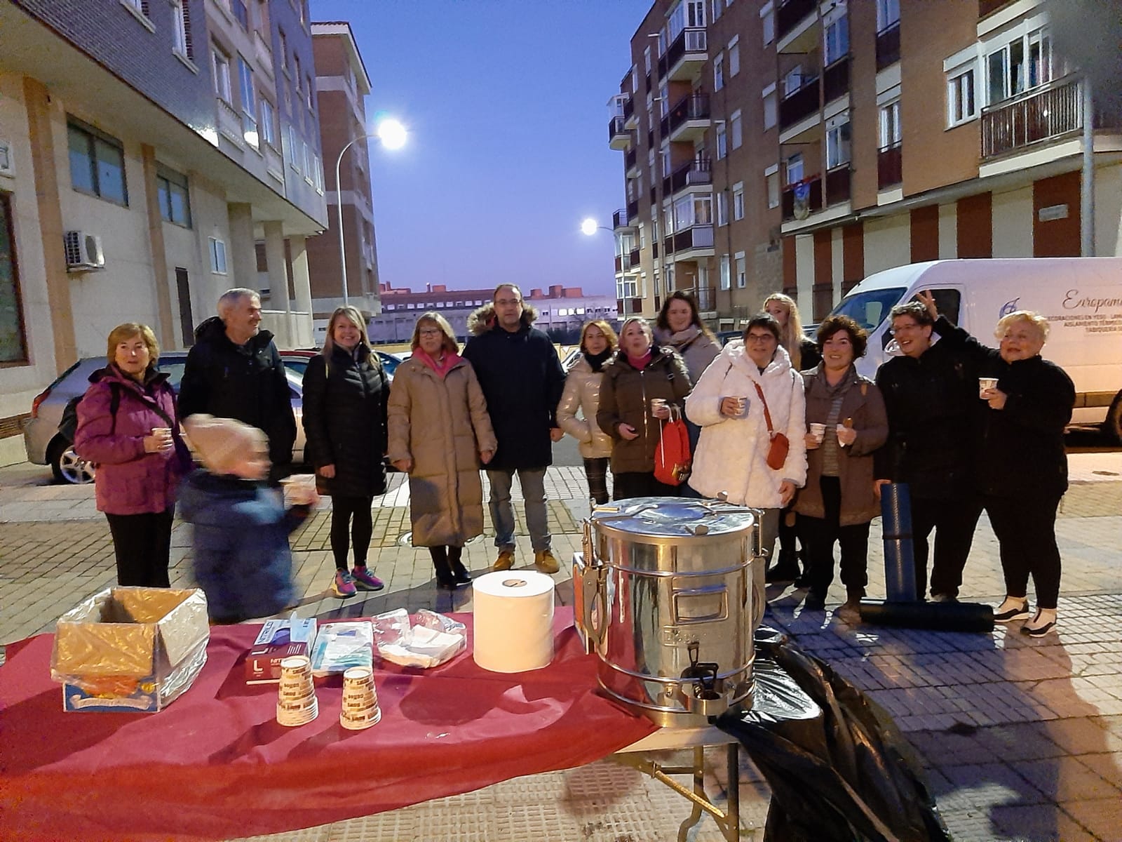 Gran chocolatada de los vecinos de Comuneros para dar la bienvenida a la Navidad