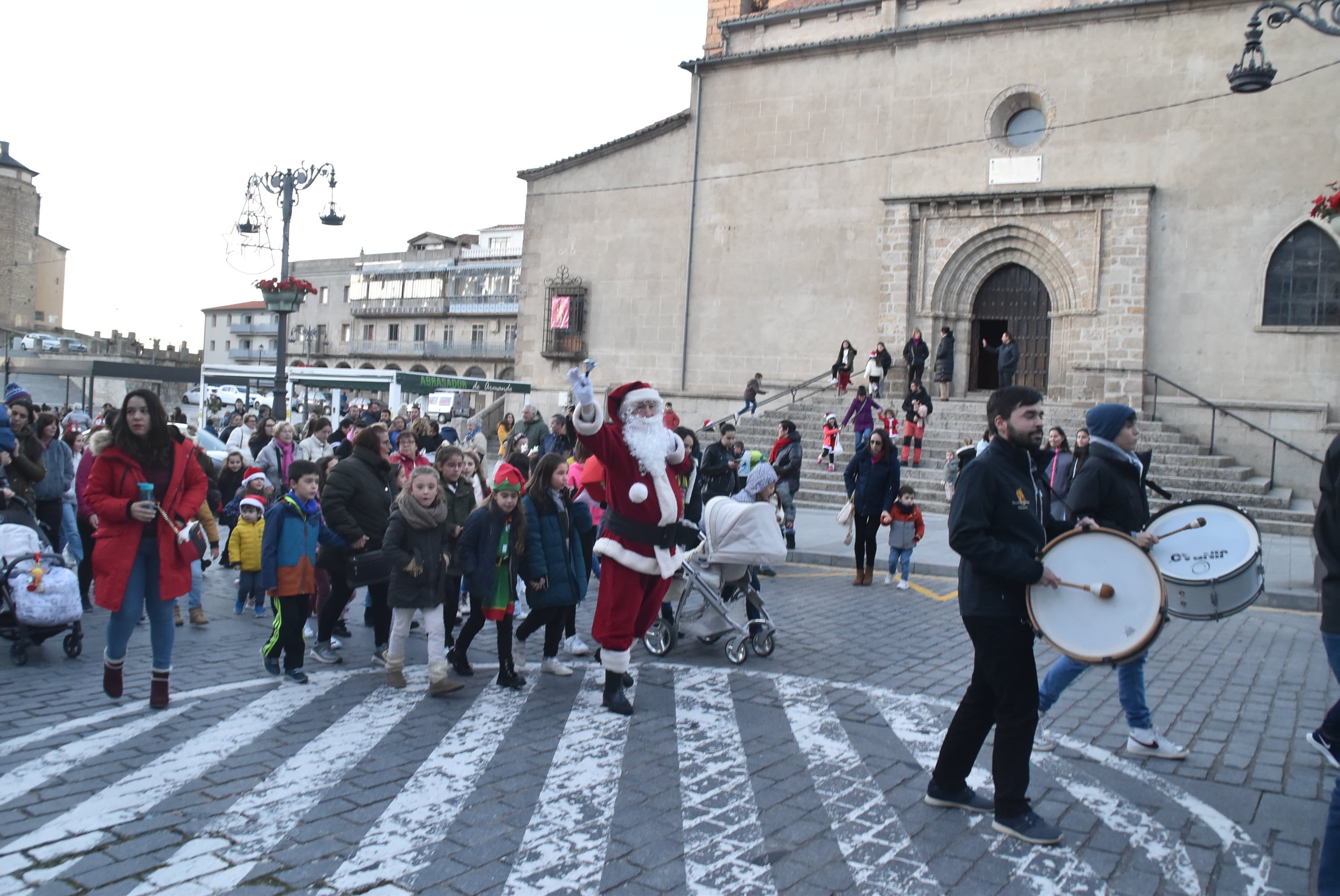Los pequeños dan la bienvenida a Papá Noel en su visita a Béjar
