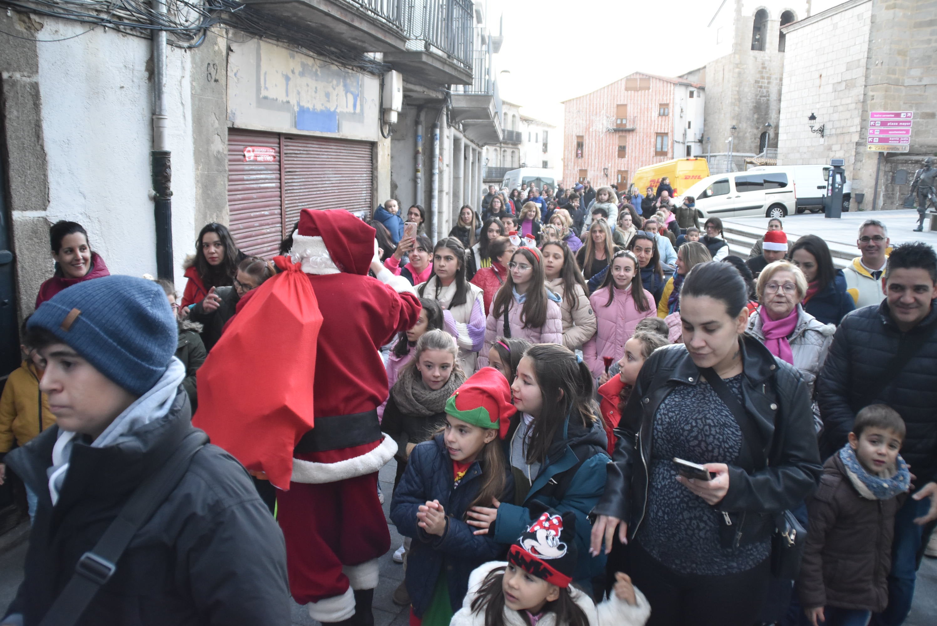Los pequeños dan la bienvenida a Papá Noel en su visita a Béjar