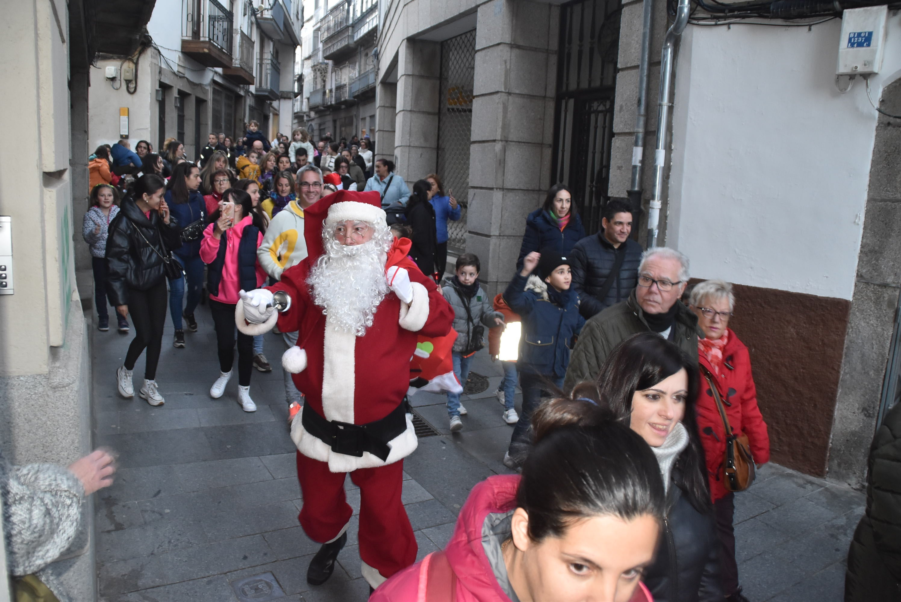 Los pequeños dan la bienvenida a Papá Noel en su visita a Béjar