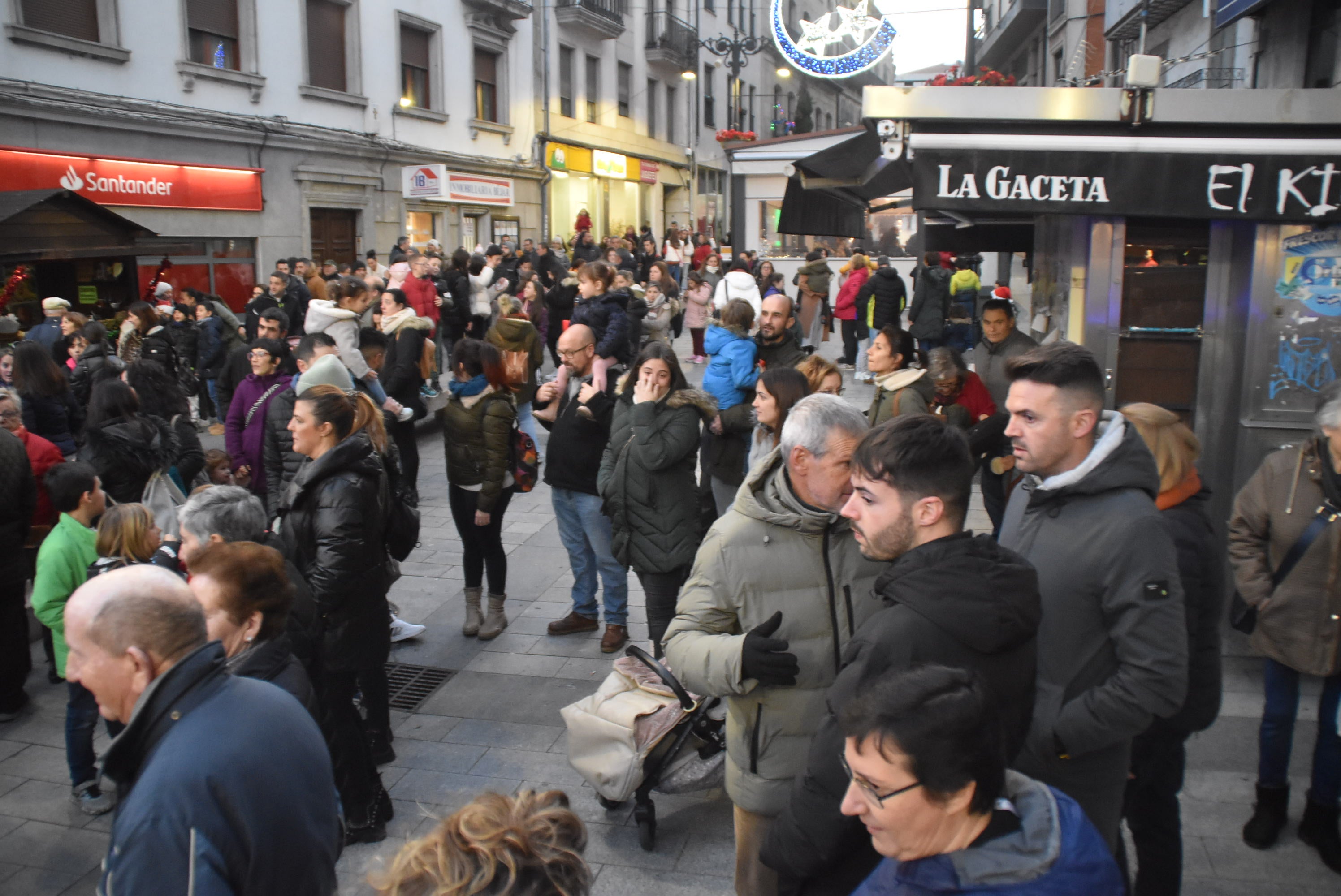 Los pequeños dan la bienvenida a Papá Noel en su visita a Béjar