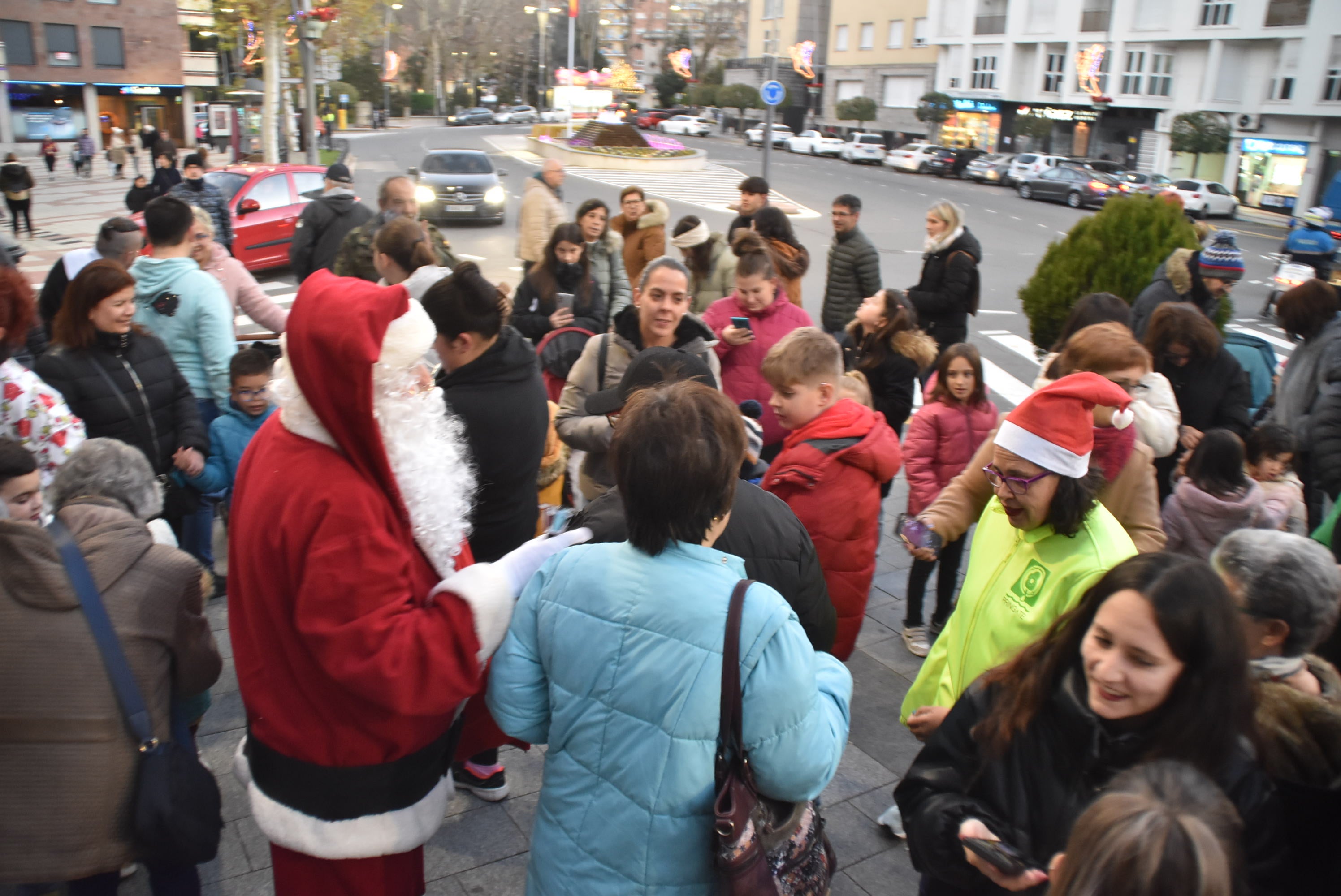 Los pequeños dan la bienvenida a Papá Noel en su visita a Béjar