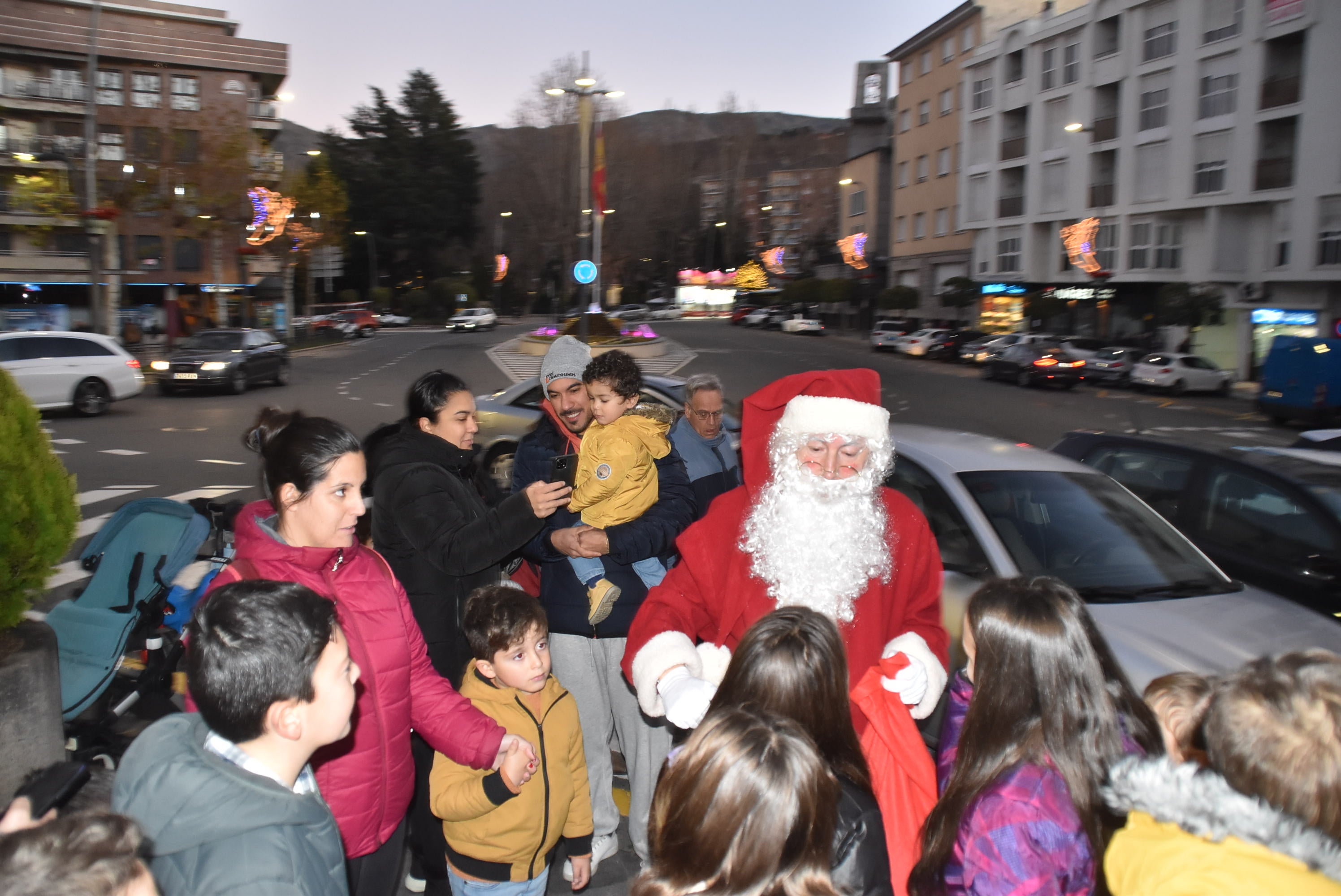 Los pequeños dan la bienvenida a Papá Noel en su visita a Béjar