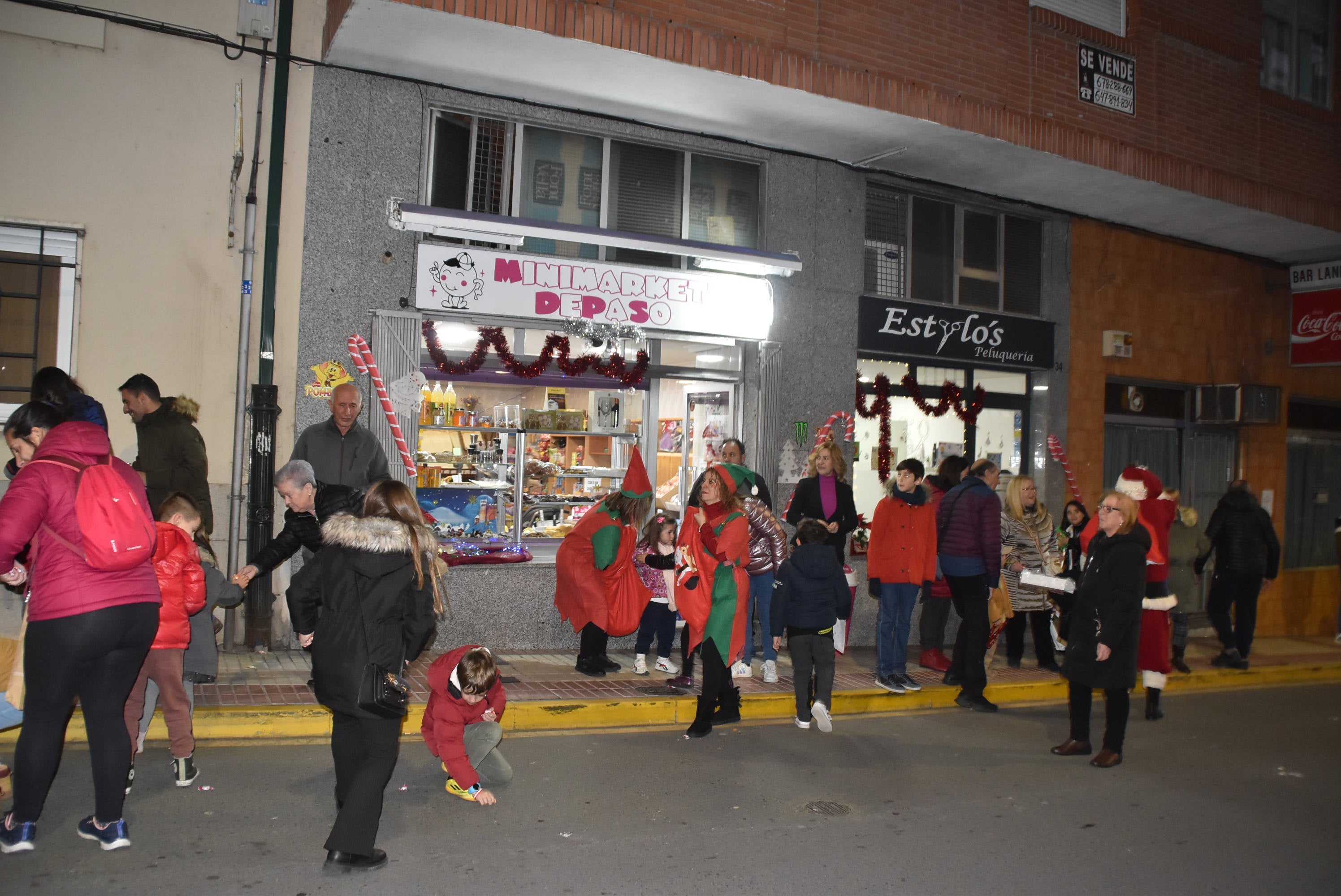 Los pequeños dan la bienvenida a Papá Noel en su visita a Béjar