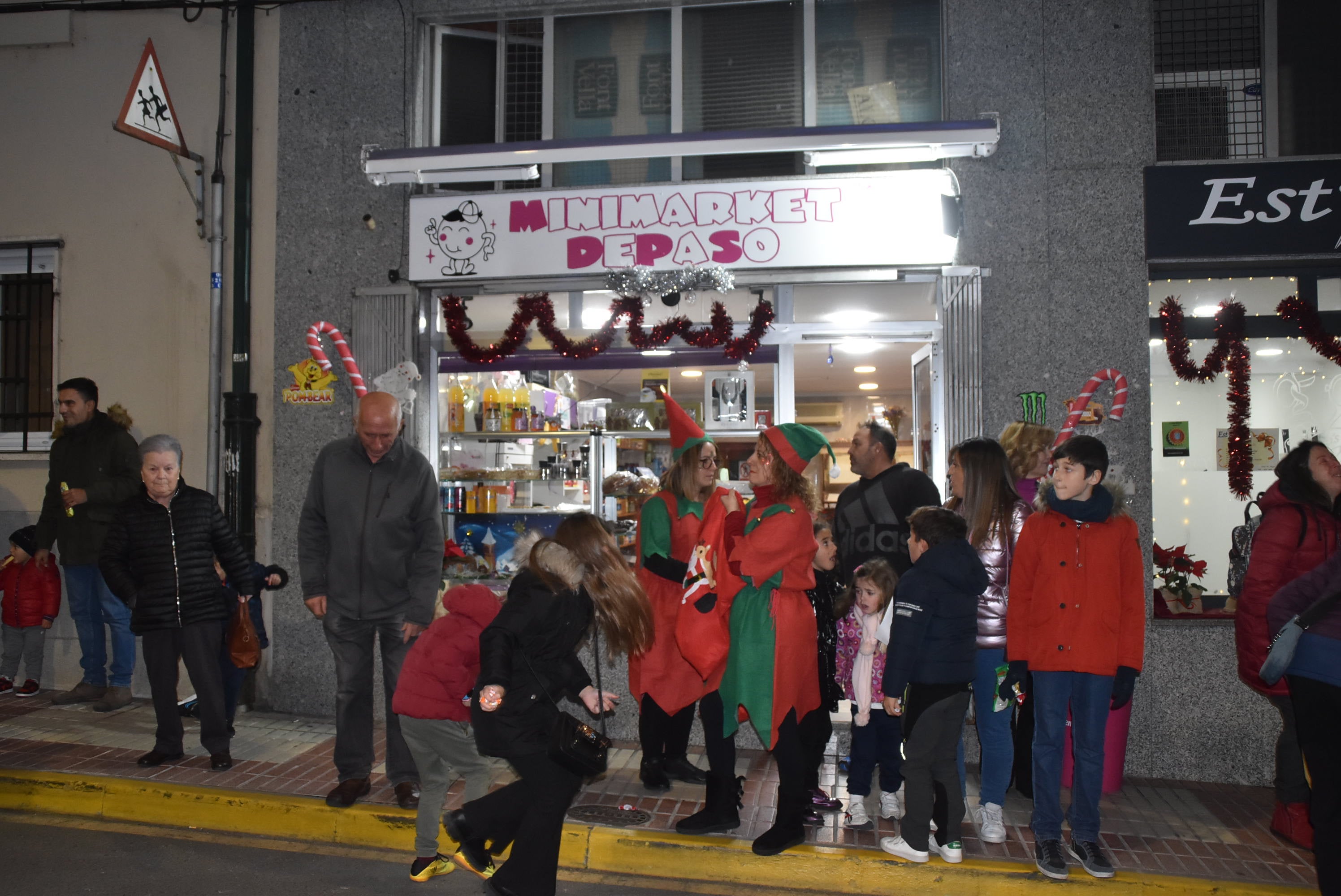 Los pequeños dan la bienvenida a Papá Noel en su visita a Béjar