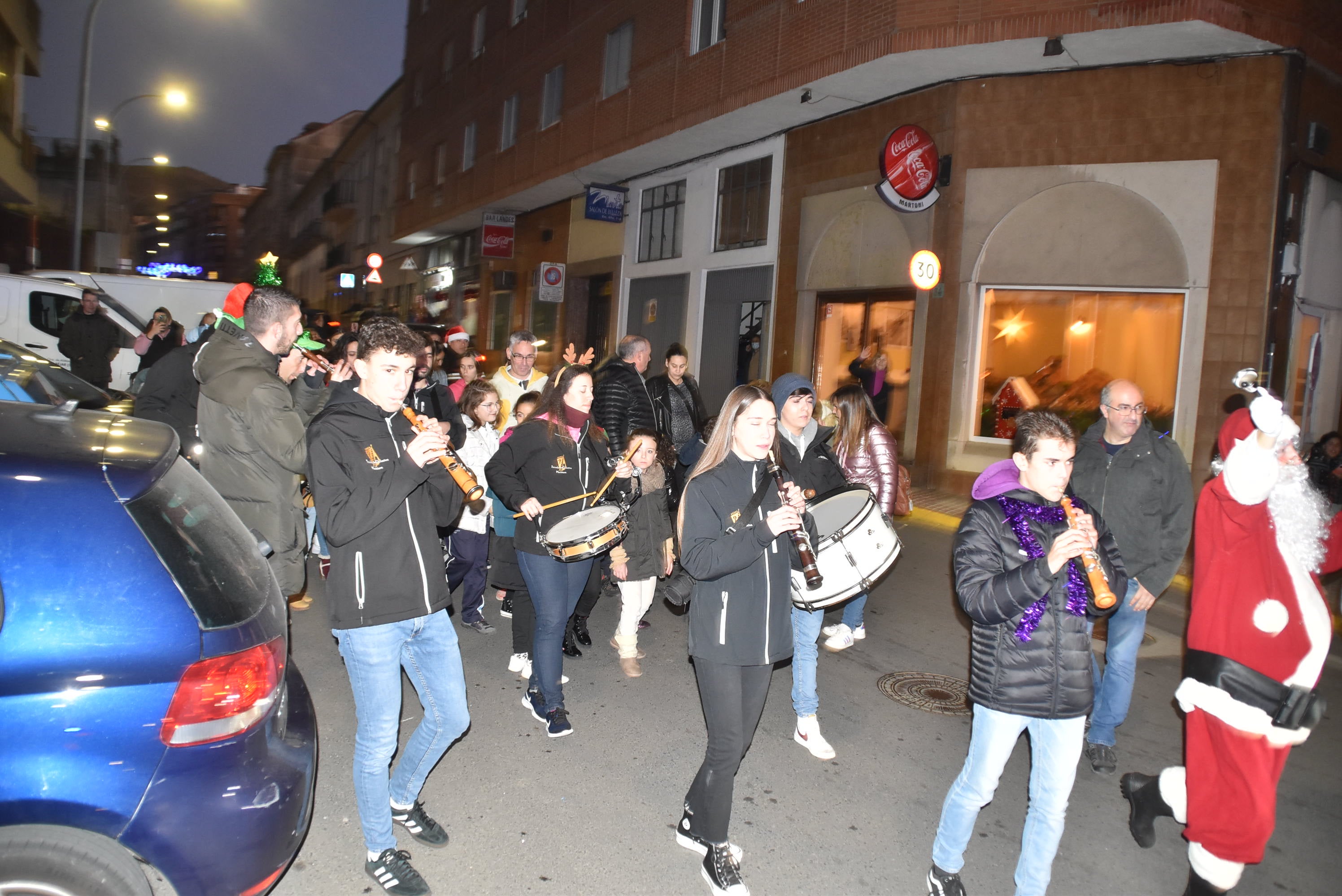 Los pequeños dan la bienvenida a Papá Noel en su visita a Béjar