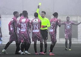 Toti es amonestado en el partido contra la Gimnástica de Torrelavega.