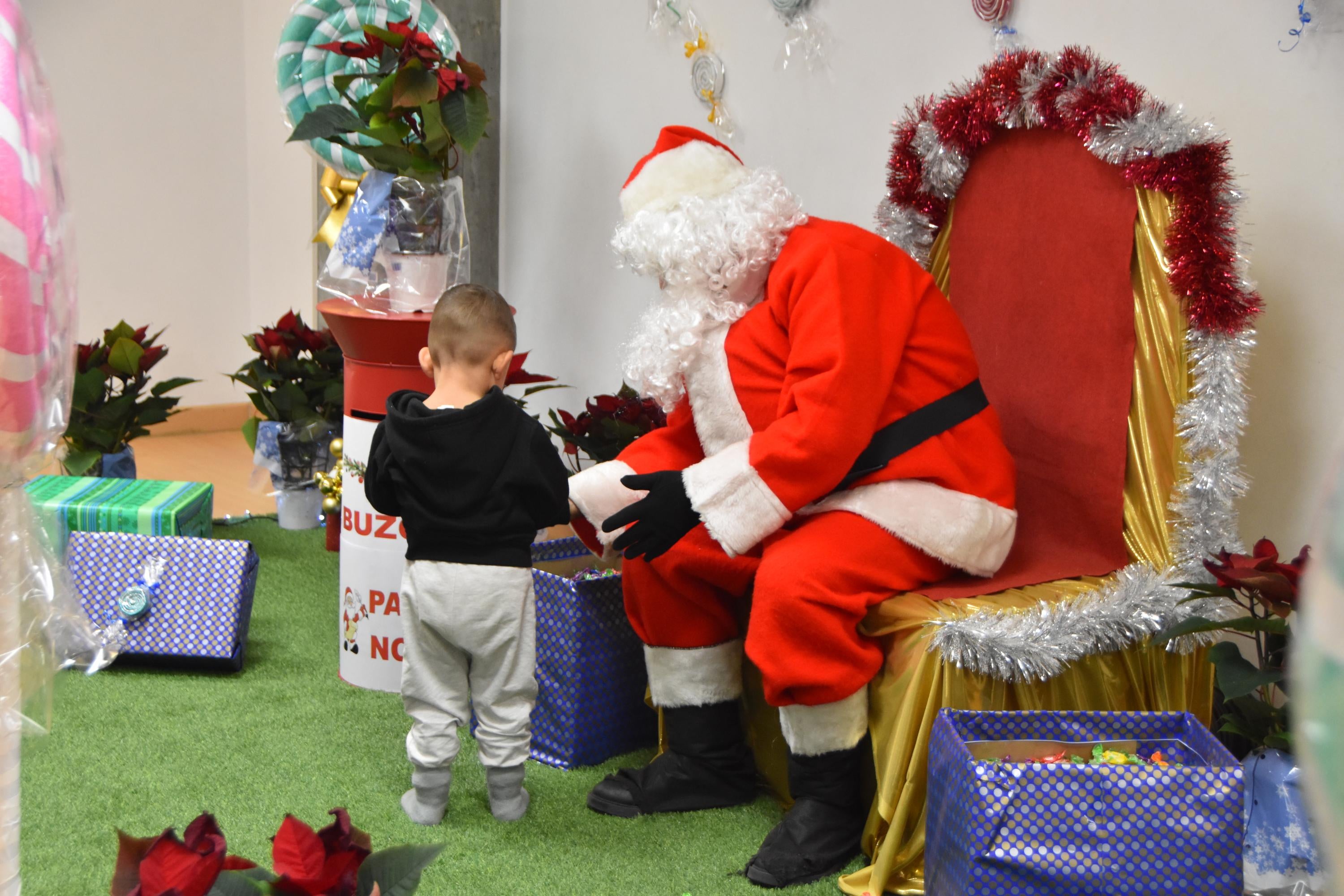 Hinchables y visita de Papá Noel para los niños de Villamayor