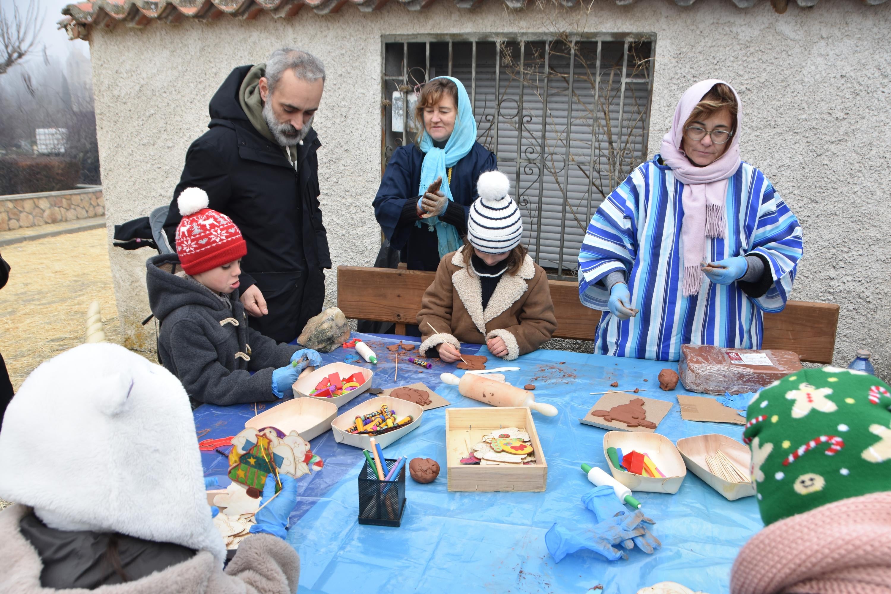 Cientos de personas participan en el espectacular belén de Valdemierque