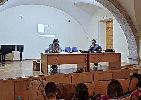 Imagen secundaria 1 - Diferentes momentos del acto. El primero, en el monolito y el segundo, en el convento de San Francisco.