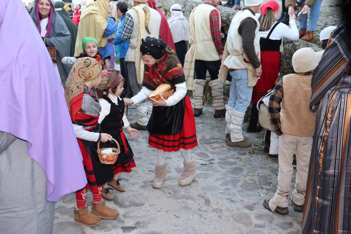 La Cuesta de la Romana de Candelario alumbra el nacimiento del Niño Jesús