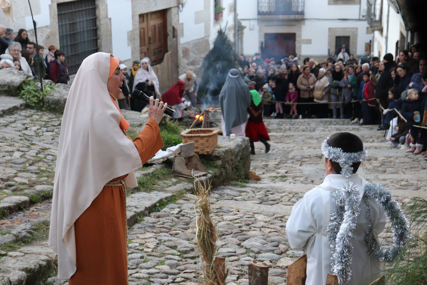 La Cuesta de la Romana de Candelario alumbra el nacimiento del Niño Jesús