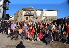 La foto de familia en la Plaza Mayor antes de la salida se ha convertido en una iniciativa que tampoco puede faltar en la jornada