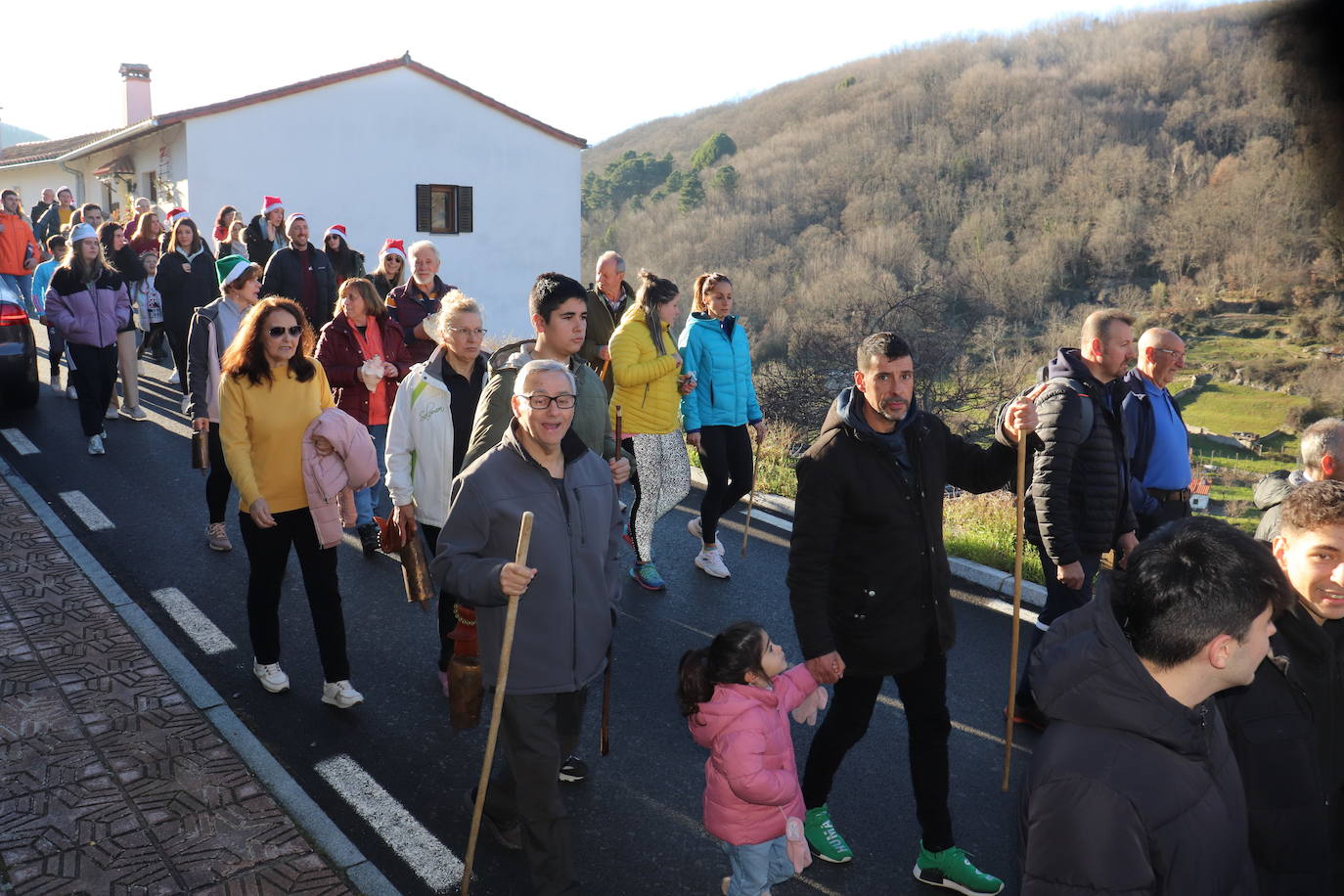 Montemayor del Río no falta a su tradición con los campanillos en la tarde de Nochebuena