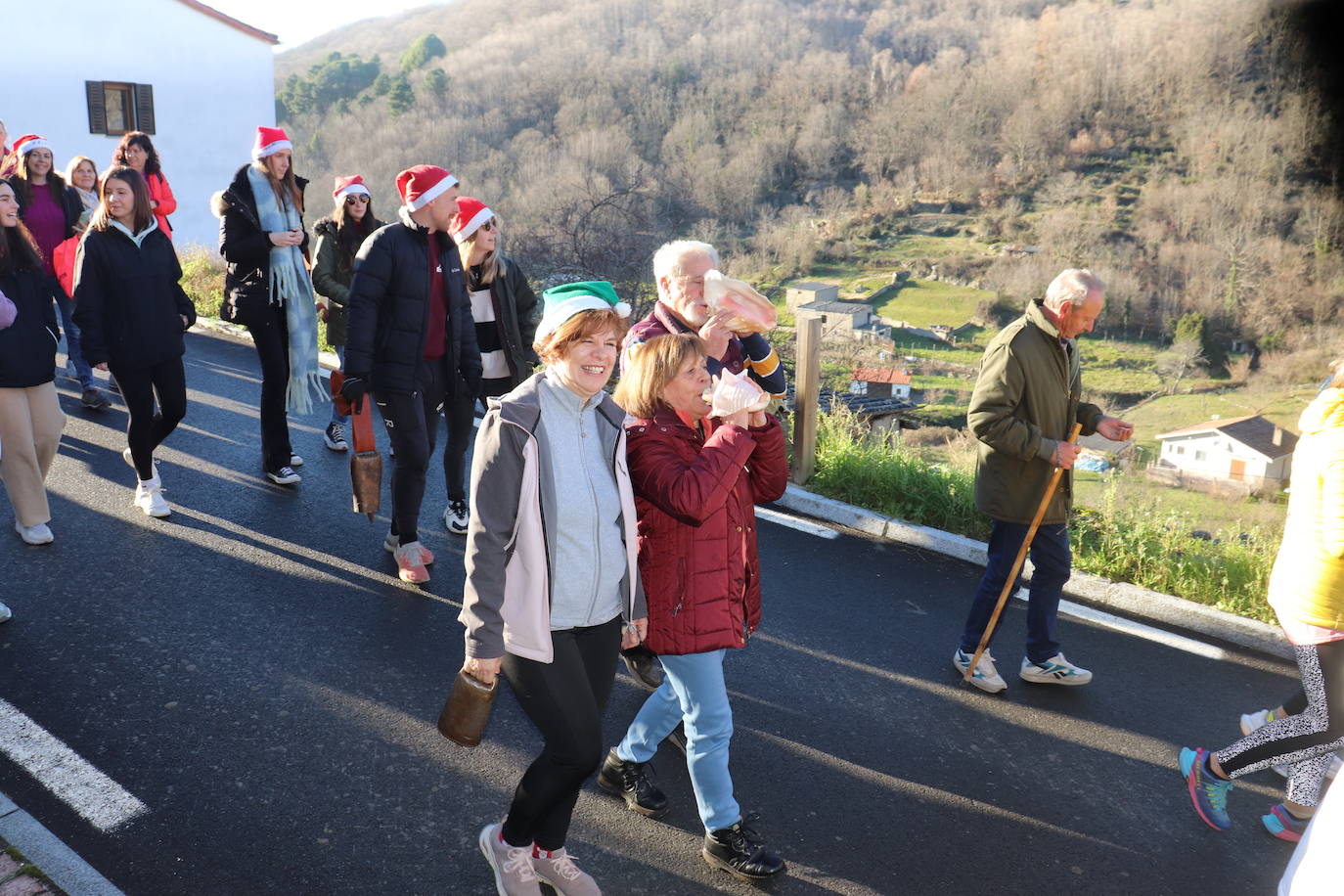 Montemayor del Río no falta a su tradición con los campanillos en la tarde de Nochebuena