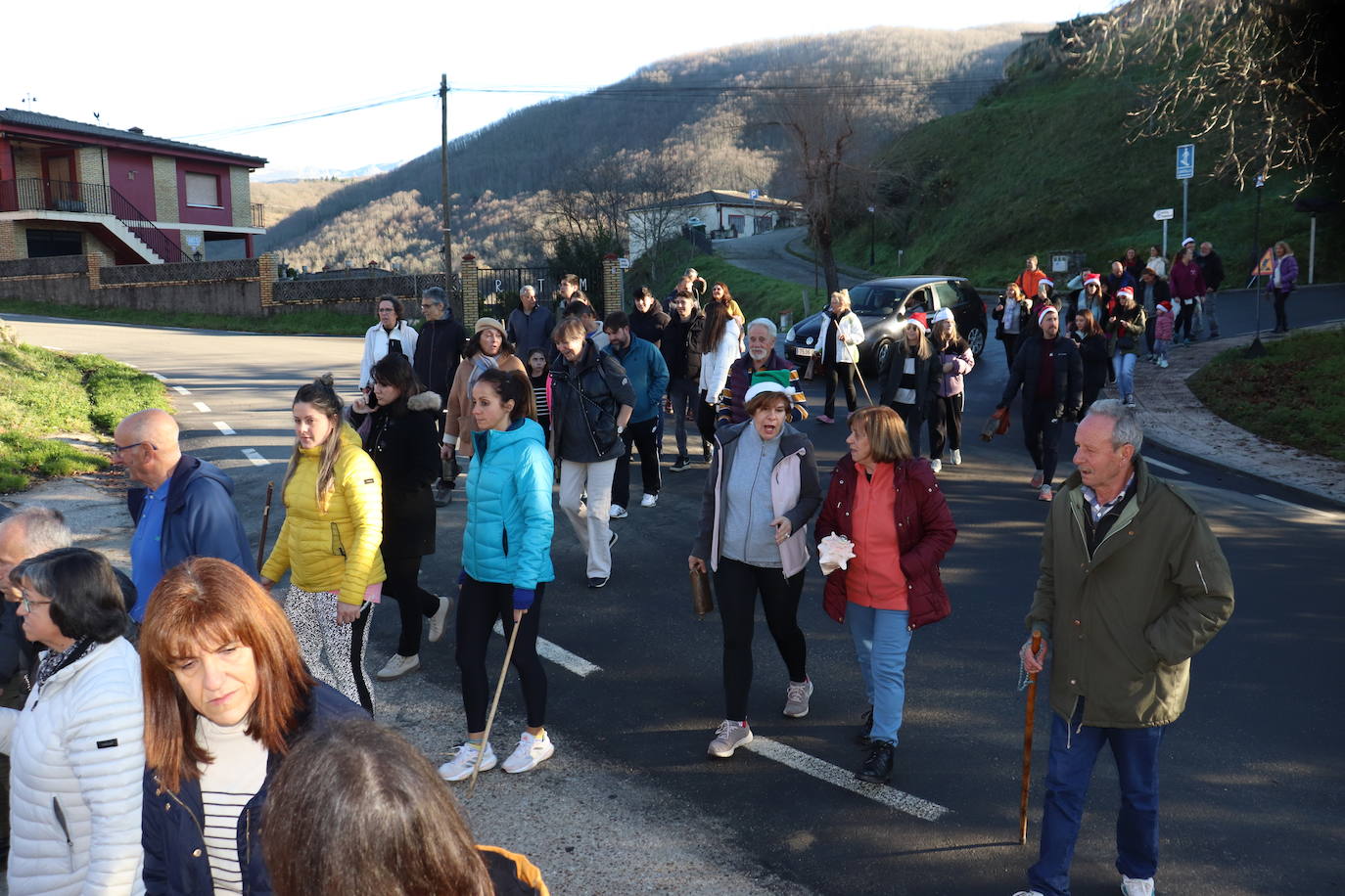 Montemayor del Río no falta a su tradición con los campanillos en la tarde de Nochebuena