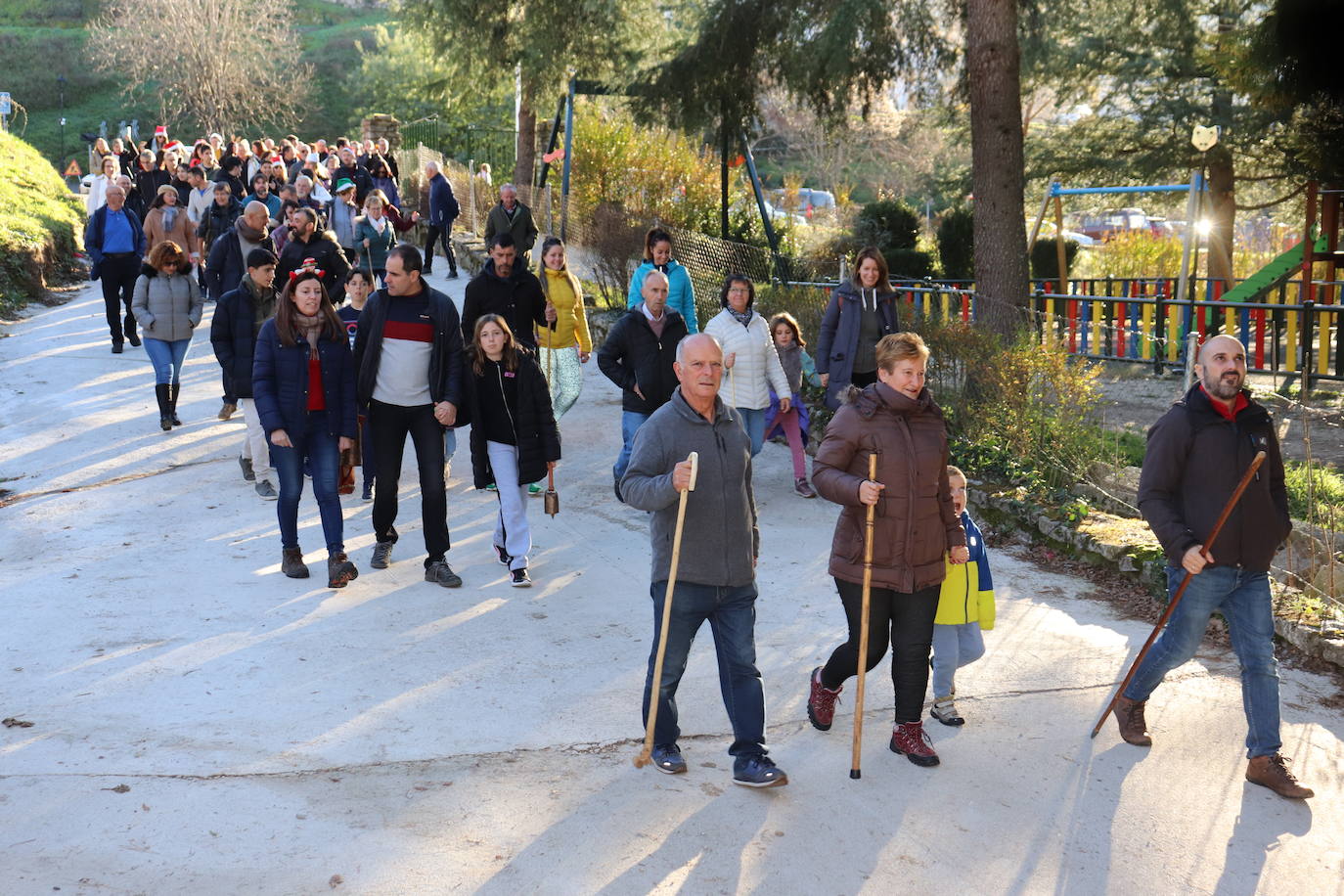 Montemayor del Río no falta a su tradición con los campanillos en la tarde de Nochebuena