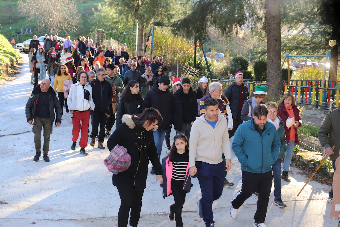 Montemayor del Río no falta a su tradición con los campanillos en la tarde de Nochebuena