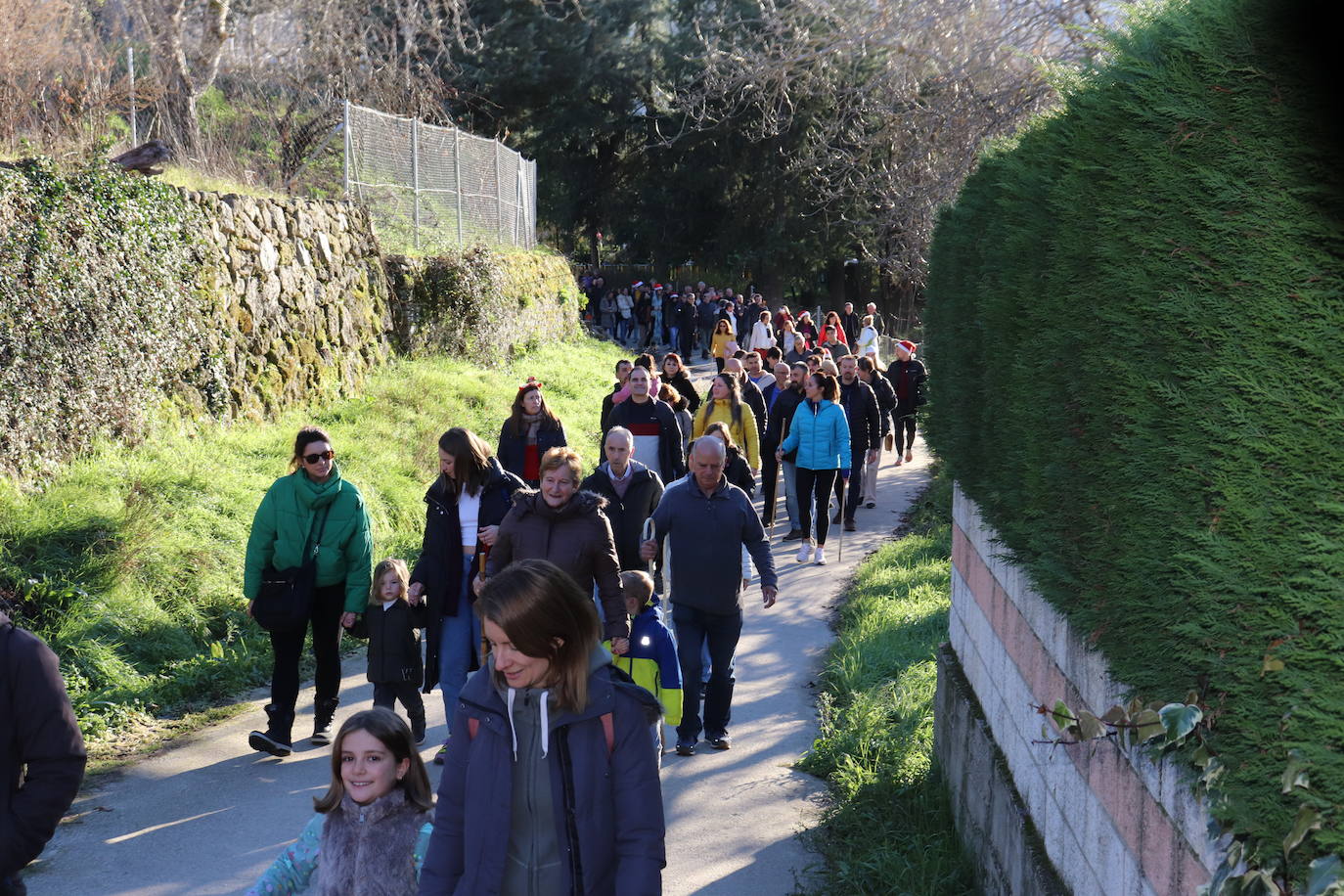 Montemayor del Río no falta a su tradición con los campanillos en la tarde de Nochebuena