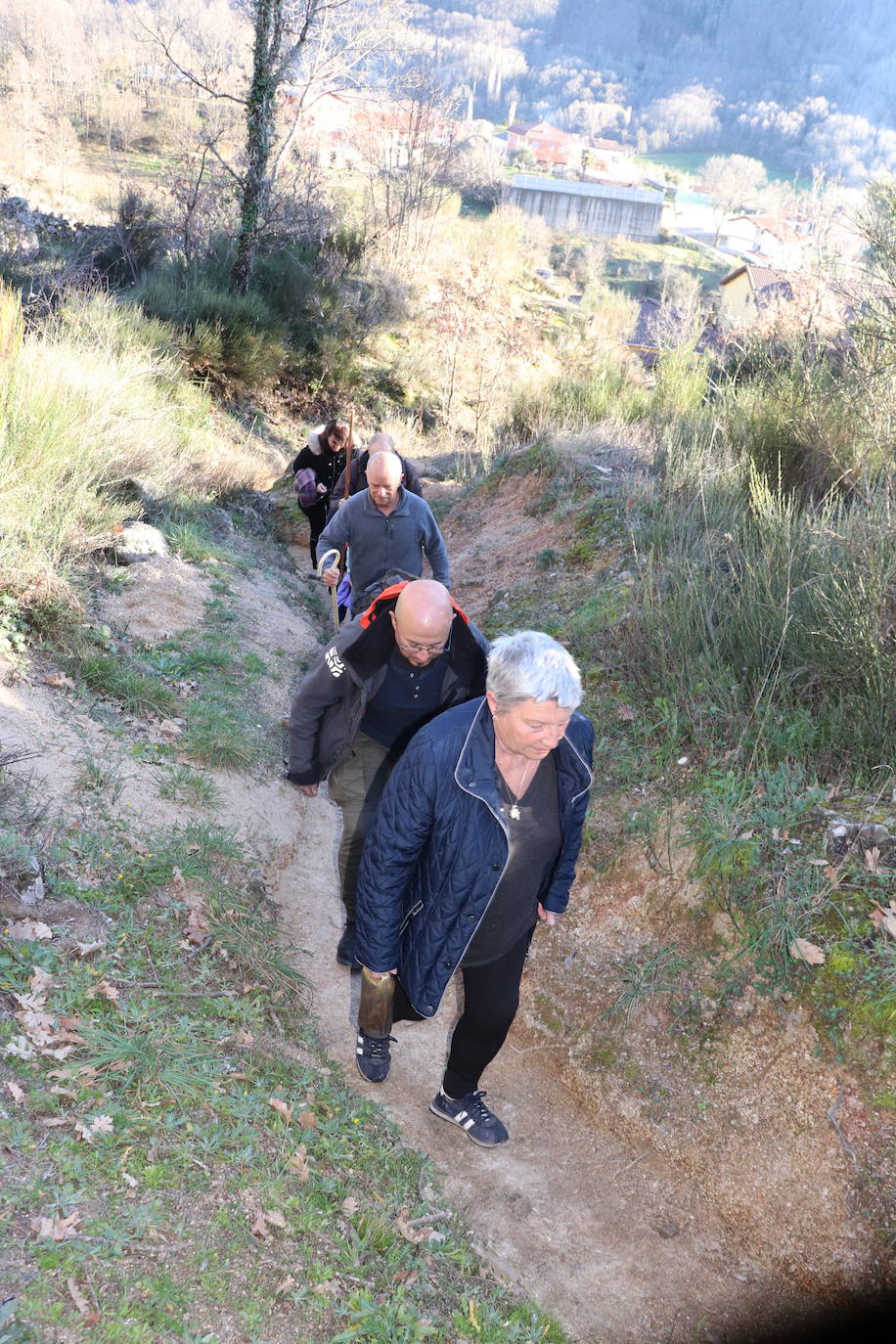 Montemayor del Río no falta a su tradición con los campanillos en la tarde de Nochebuena