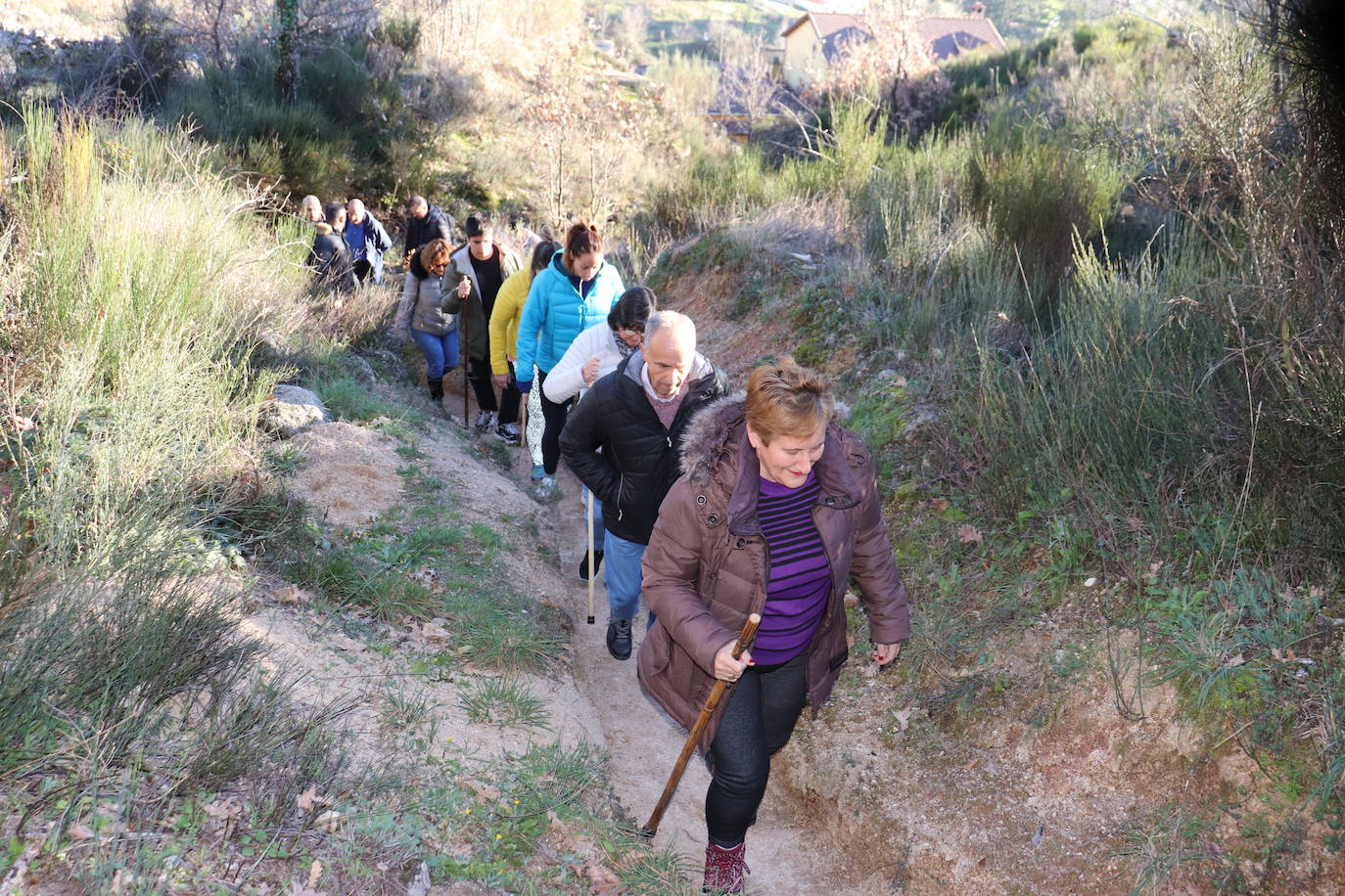 Montemayor del Río no falta a su tradición con los campanillos en la tarde de Nochebuena