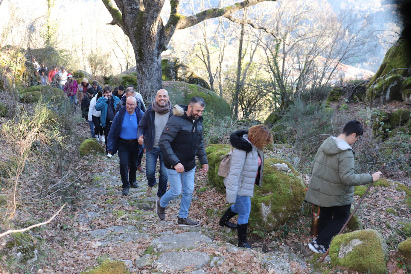 Montemayor del Río no falta a su tradición con los campanillos en la tarde de Nochebuena