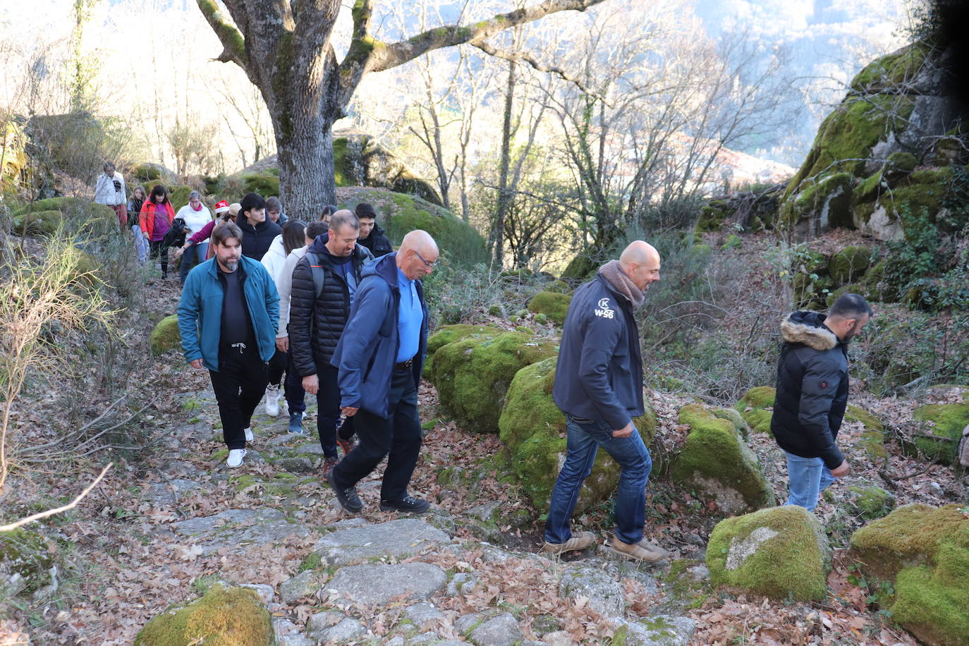 Montemayor del Río no falta a su tradición con los campanillos en la tarde de Nochebuena