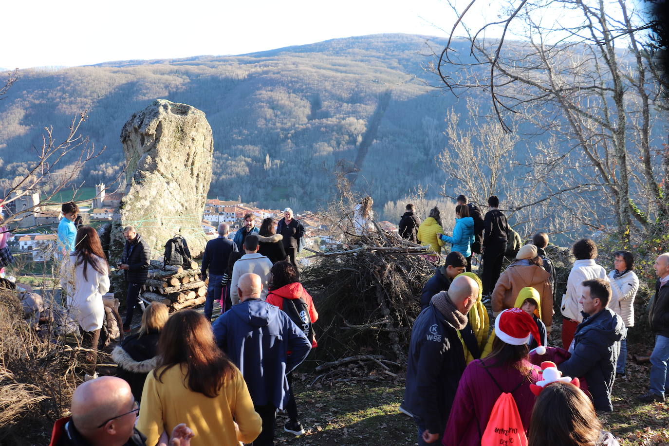 Montemayor del Río no falta a su tradición con los campanillos en la tarde de Nochebuena