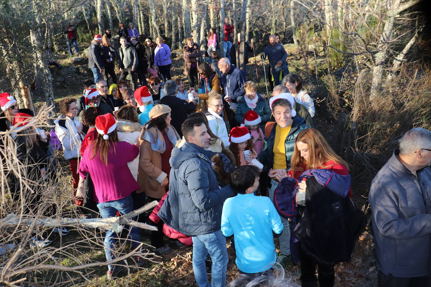 Montemayor del Río no falta a su tradición con los campanillos en la tarde de Nochebuena