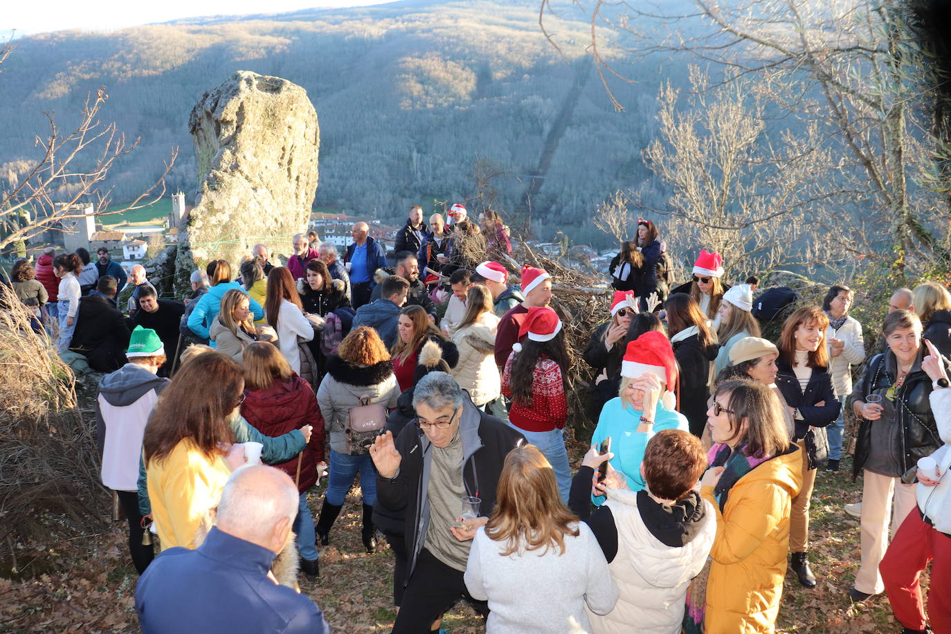 Montemayor del Río no falta a su tradición con los campanillos en la tarde de Nochebuena