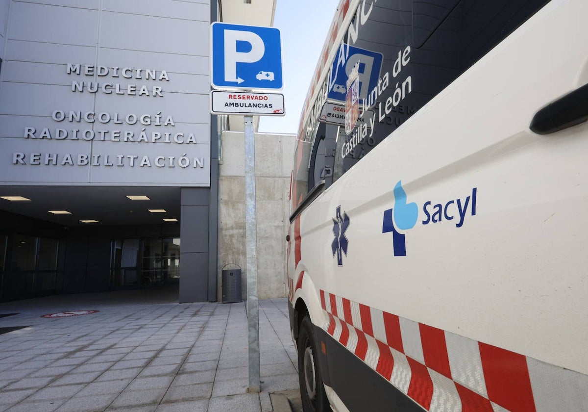 Una ambulancia, a la puerta de Oncología Radioterápica.