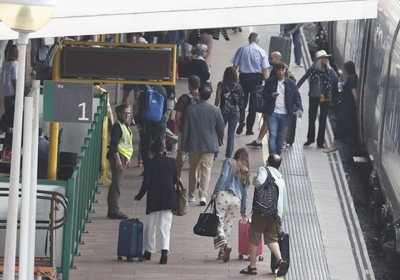 Viajeros llegando a la estación de trenes de Salamanca.