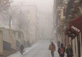 Una imagen de archivo en la que la densa niebla no dejaba ver apenas la Clerecía.