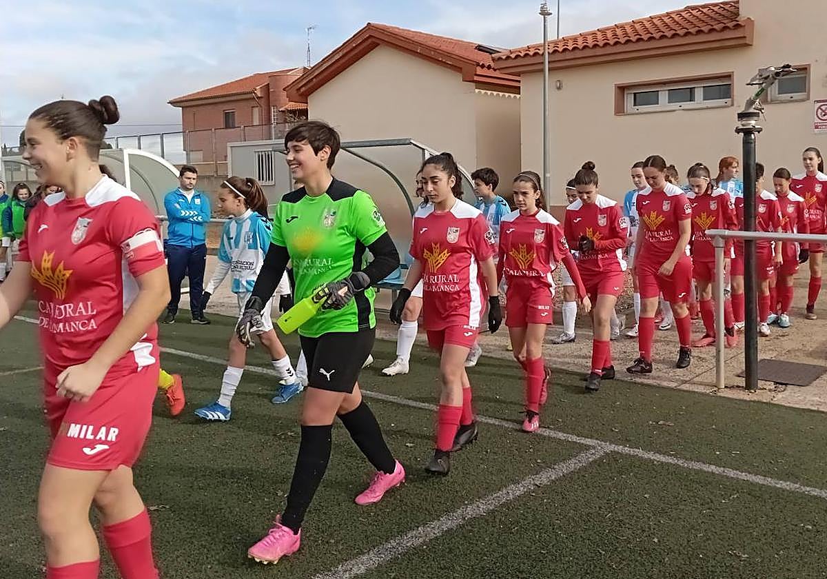 Las jugadoras del Navega B de Regional Femenina, saltando al campo para iniciar un encuentro.