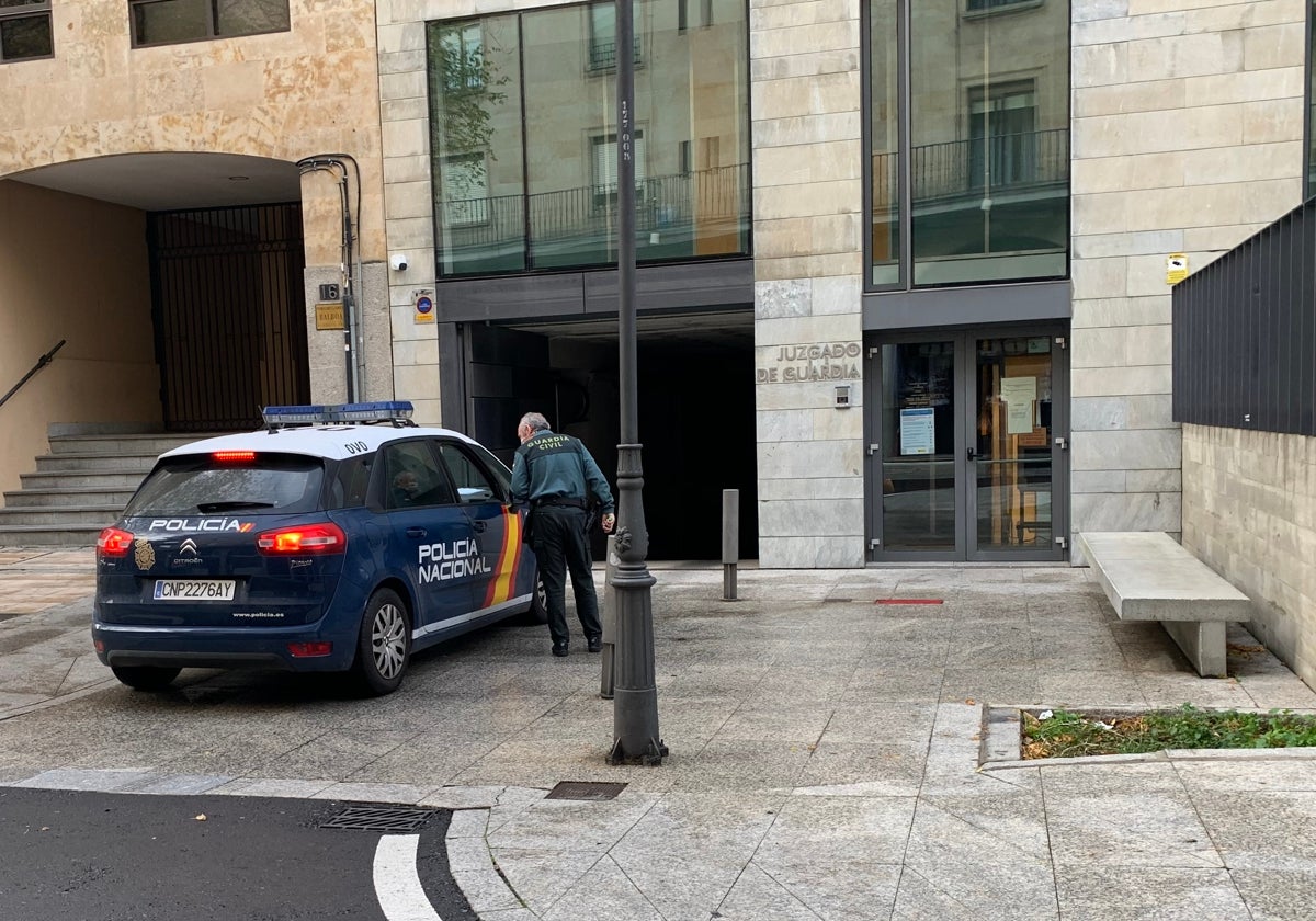 Una patrulla de la Policía Nacional entra al Juzgado de Guardia.