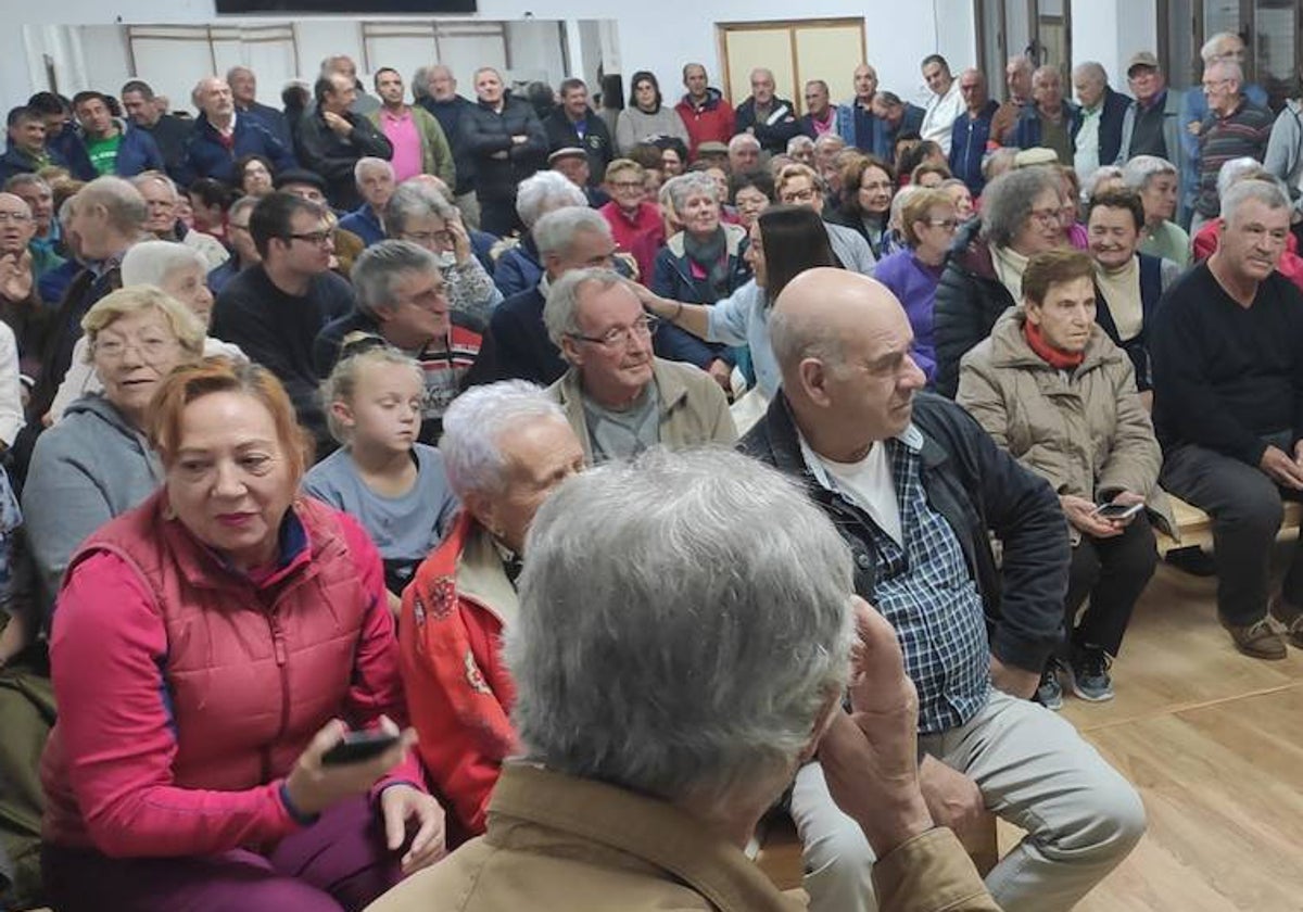 Imagen de la reunión celebrada en el espacio Ágora de El Cerro el pasado mes de octubre para tratar el traslado de su médico titular.