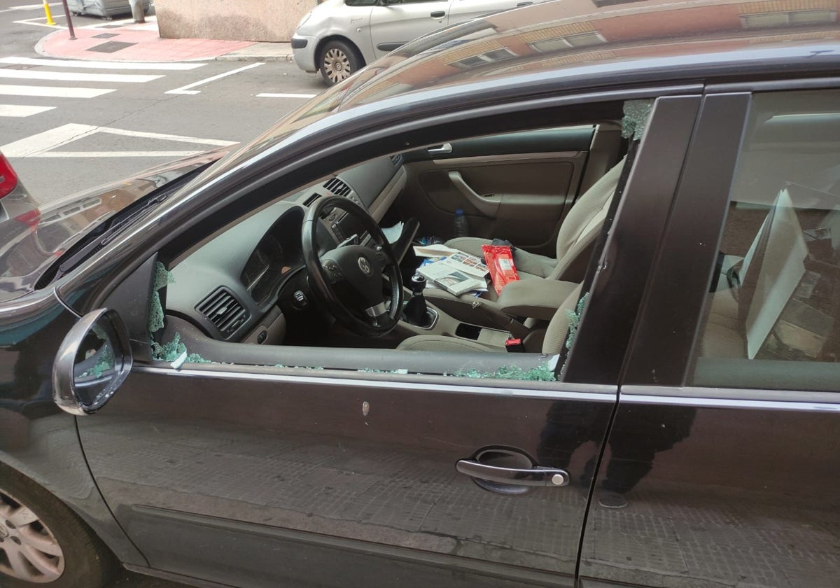 Uno de los coches afectados estacionado en la calle Ibiza.