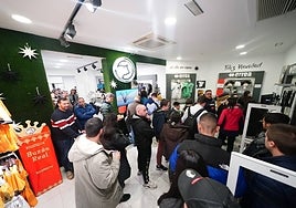 Colas en la Rúa para retirar entradas para el partido de Copa.
