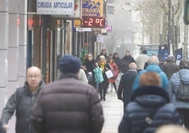 Salmantinos y turistas pasean por la ciudad pese al frío.