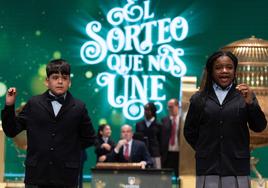 Dos de los niños de San Ildefonso durante el sorteo.