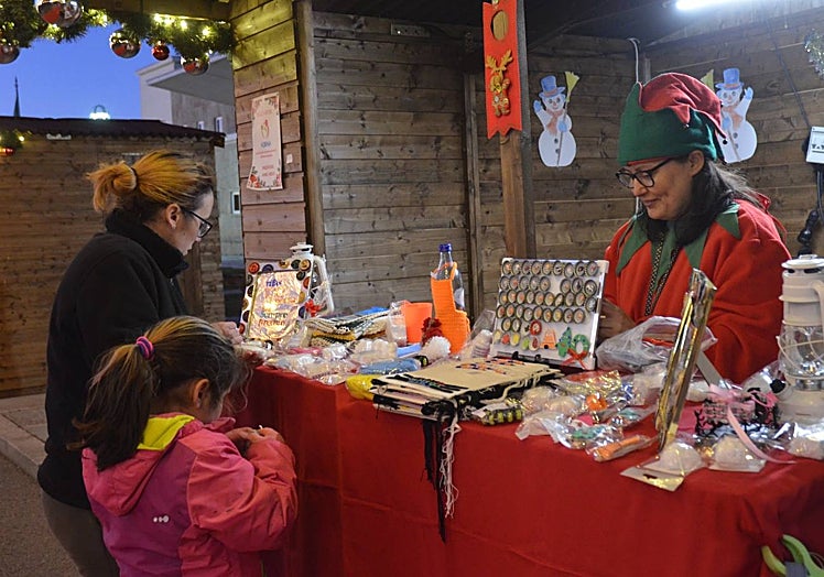 Uno de los puestos de venta navideños que forman parte del mercado fronterizo