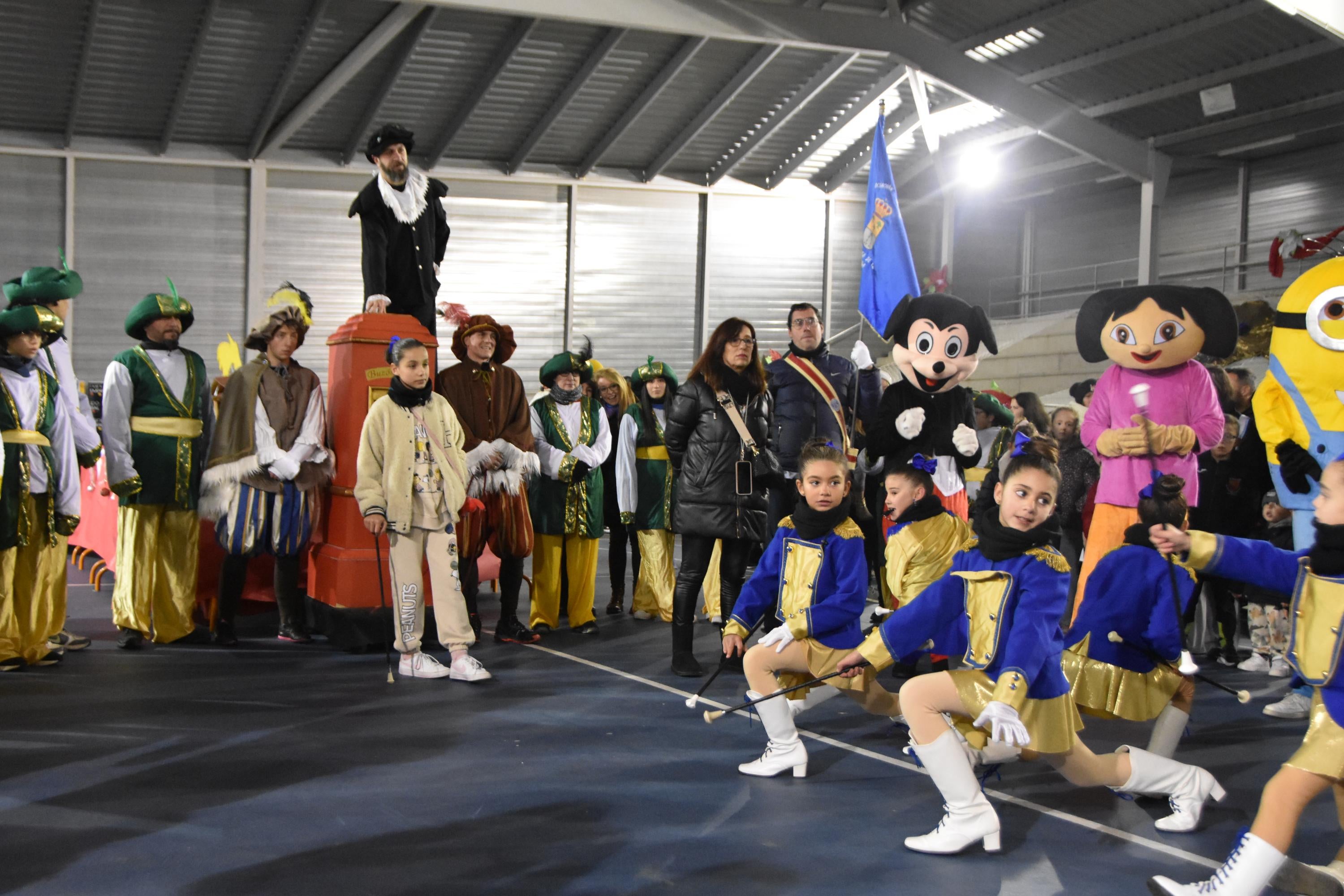 Música y alegría para recibir al cartero real en Carbajosa