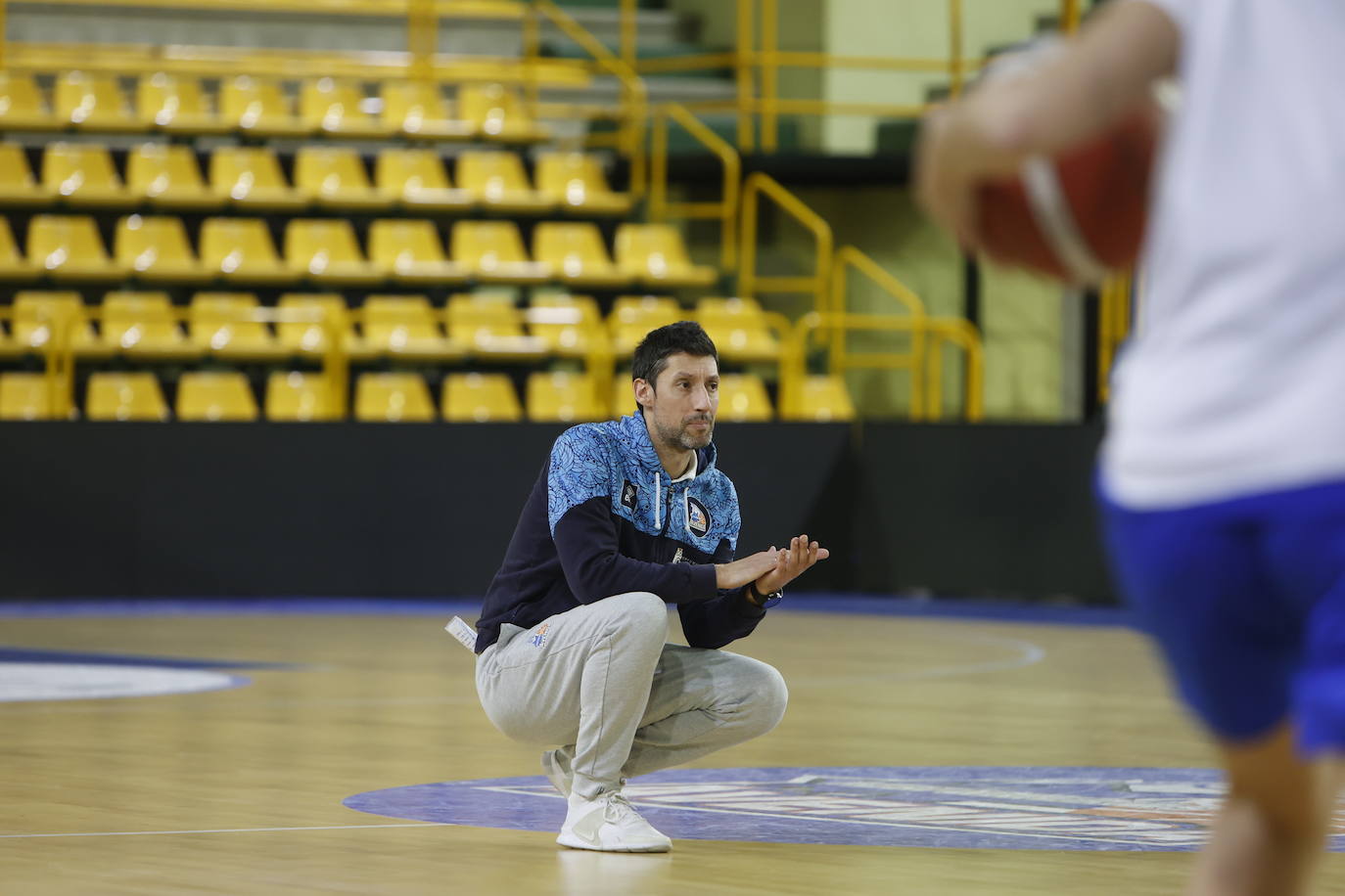 Hatar exhibe sus 2,08 en su primer entrenamiento con Avenida