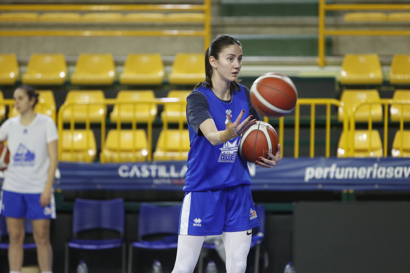 Hatar exhibe sus 2,08 en su primer entrenamiento con Avenida