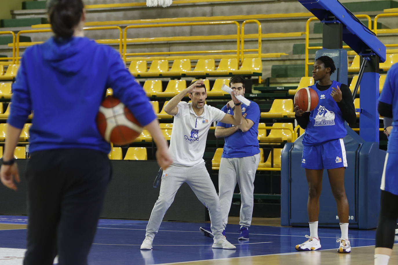 Hatar exhibe sus 2,08 en su primer entrenamiento con Avenida